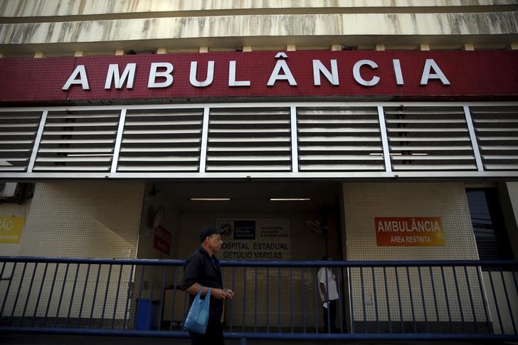 © Reuters. Homem caminha em frente a hospital estadual no Rio de Janeiro