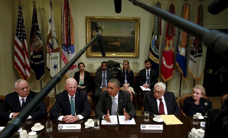 © Reuters. Former U.S. Secretaries of State meet with President Obama to discuss the TPP at the White House in Washington