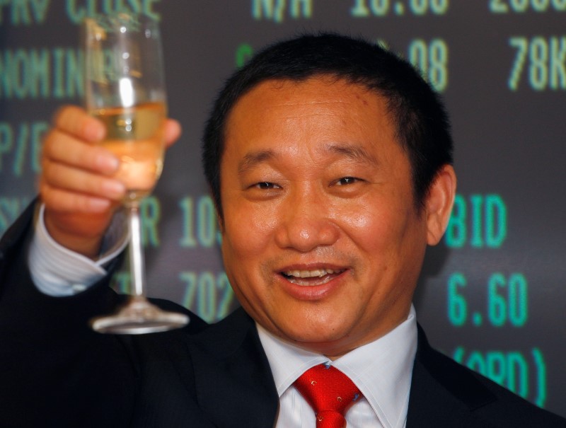 © Reuters. China Zhongwang Holdings Chairman Liu Zhongtian toasts during the debut of Zhongwang Holdings at the Hong Kong Stock Exchange