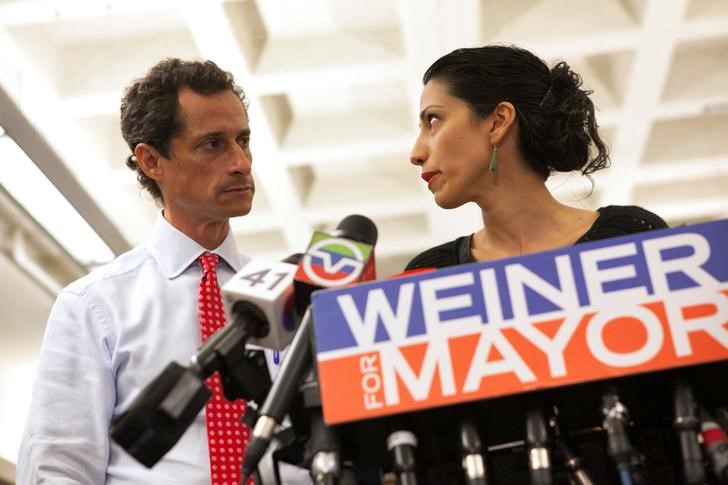 © Reuters. Weiner e Huma Abedin durante entrevista em Nova York