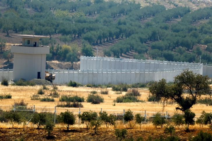 © Reuters. Muro na fronteira entre Turquia e Síria na cidade de Deliosman