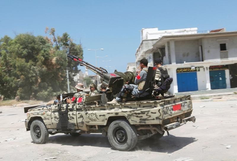 © Reuters. القوات الليبية تقول إنها طردت الدولة الإسلامية من حي بوسط سرت
