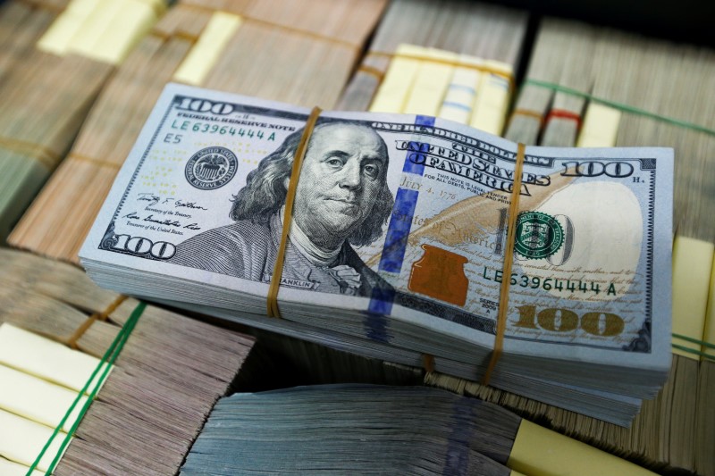 © Reuters. U.S. dollar notes are seen at a Kasikornbank in Bangkok