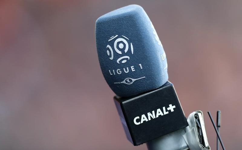 © Reuters. The logo of French TV channel 'Canal Plus' is seen on a microphone used by a TV journalist prior to a French league one soccer match at the Parc des Princes Stadium in Pari