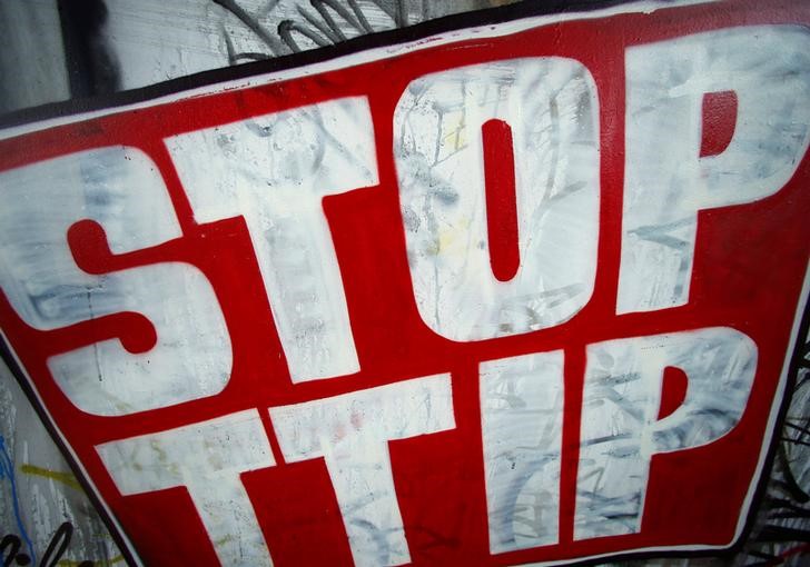 © Reuters. A sign against the TTIP free trade agreement is pictured in Frankfurt