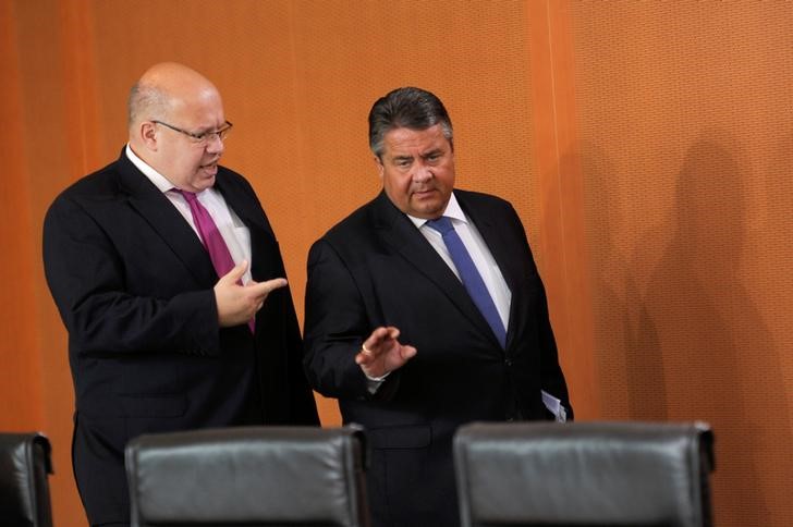 © Reuters. German Economy Minister Gabriel and the Head of the Federal Chancellery Altmaier arrive for the cabinet meeting at the Chancellery in Berlin