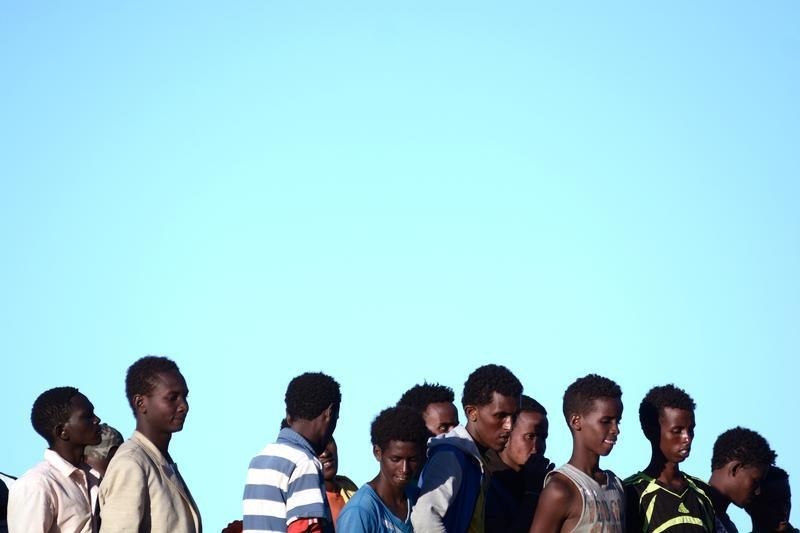 © Reuters. إيطاليا تنقذ 6500 مهاجر من البحر المتوسط في يوم واحد