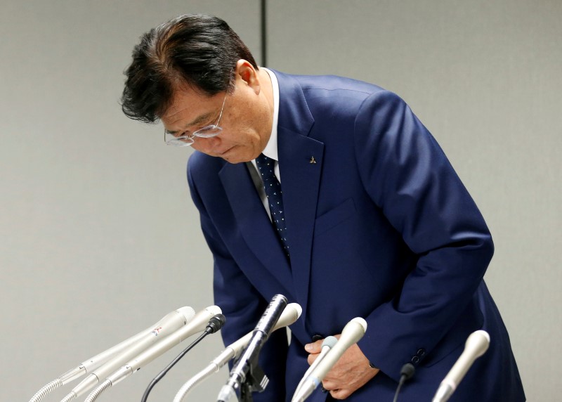 © Reuters. Mitsubishi Motors Corp's Chairman and CEO Osamu Masuko bows as he takes his seat at a news conference in Tokyo, Japan