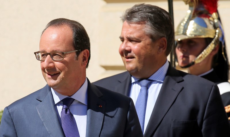 © Reuters. French President Hollande stands next to German Economy Minister Gabrie before a meeting with European social democratic leaders at the castle of La Celle-Saint-Cloud, near Paris