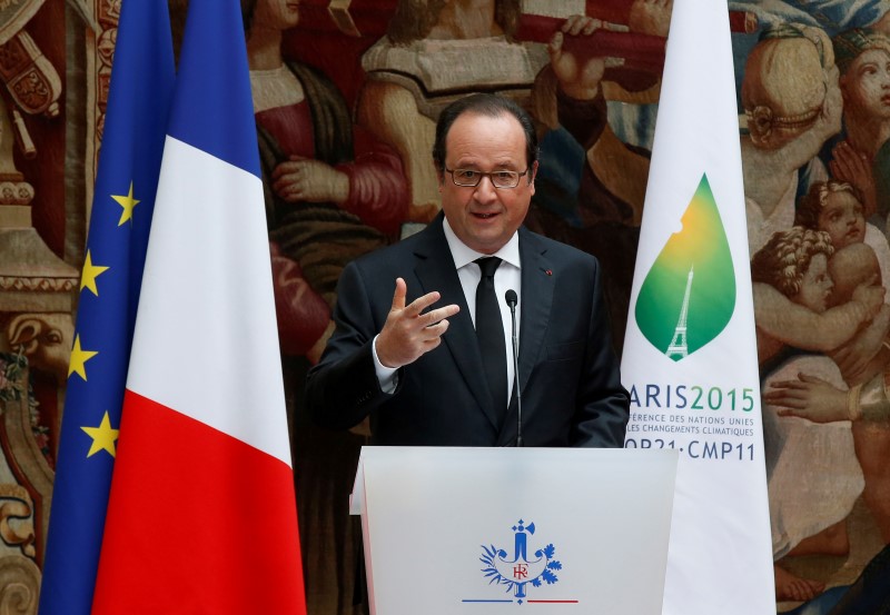 © Reuters. French President Francois Hollande delivers a speech during the ratification ceremony for the World Climate Change Conference 2015 (COP21) at the Elysee Palace in Paris