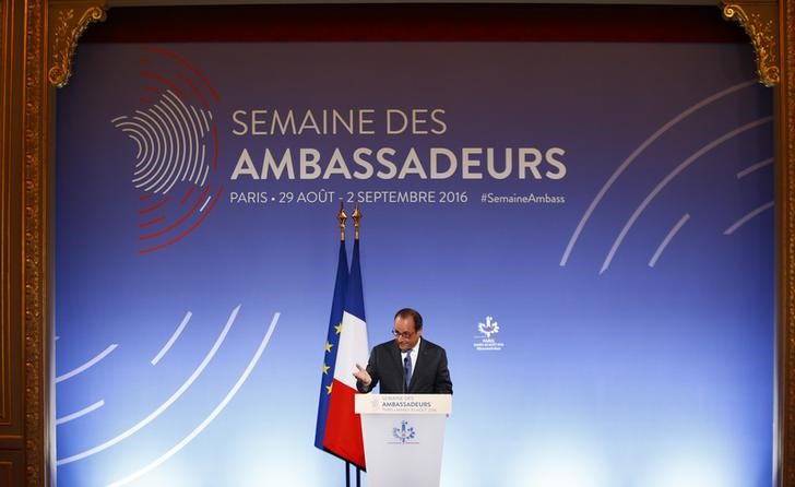 © Reuters. French President Hollande addresses French ambassadors during a meeting at the Elysee Palace in Paris