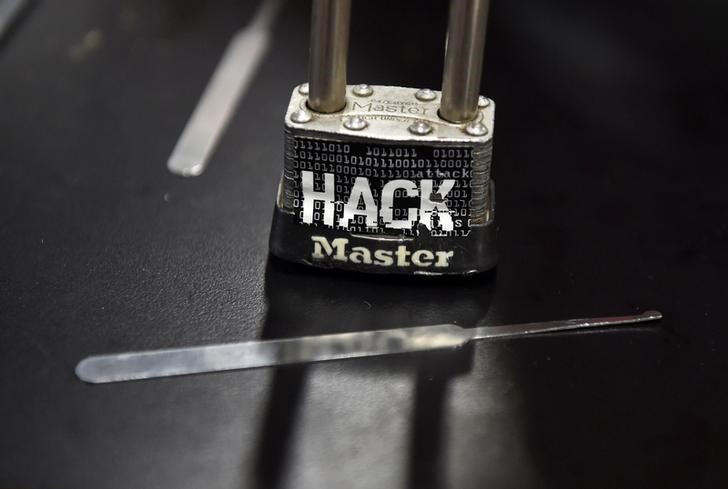 © Reuters. A padlock is displayed at the Alert Logic booth during the 2016 Black Hat cyber-security conference in Las Vegas