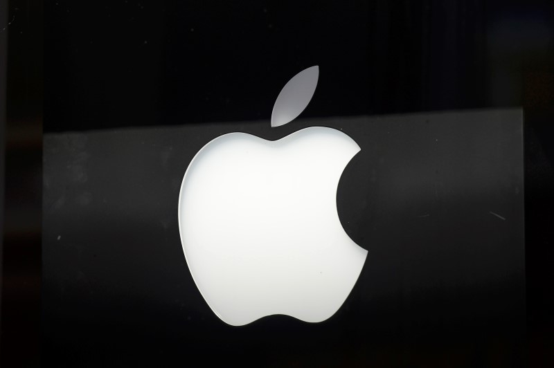 © Reuters. An Apple logo is seen in the window of an authorised apple reseller store in Galway