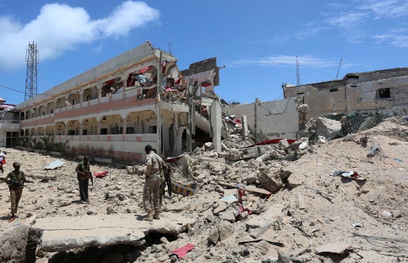 © Reuters. Security forces stand at the SYL hotel that was partly destroyed following a car bomb claimed by al Shabaab Islamist militants  outside the president's palace in the Somali capital of Mogadishu