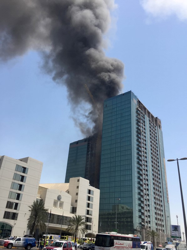 © Reuters. Smoke rises after a fire broke out in a building at Al Maryah Island in Abu Dhabi