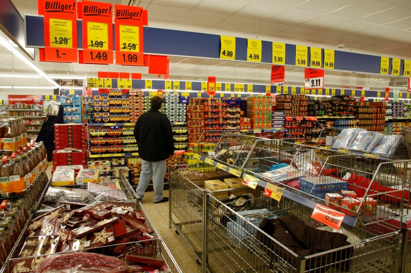 © Reuters. A customer shops at a Lidl supermarket in Berlin