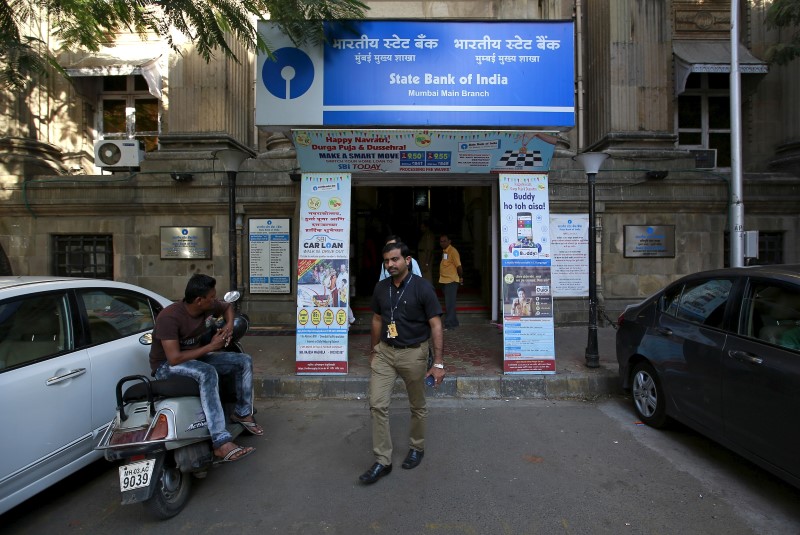 © Reuters. An employee walks out of the State Bank of India main branch in Mumbai