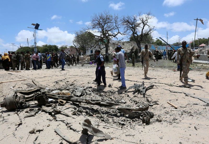 © Reuters. A general view shows Somali government forces securing at the scene of a car bomb claimed by al Shabaab Islamist militants outside the president's palace in the Somali capital of Mogadishu