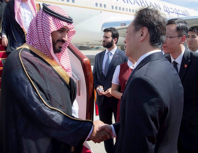 © Reuters. Saudi Arabia's Deputy Crown Prince Mohammed bin Salman is welcomed by China's Vice Minister of Foreign Affairs Wang Chao upon arrival in Beijing