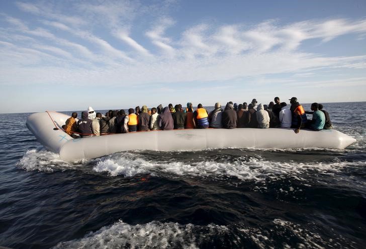 © Reuters. Imigrantes em bote a caminho da Europa no mar Mediterrâneo