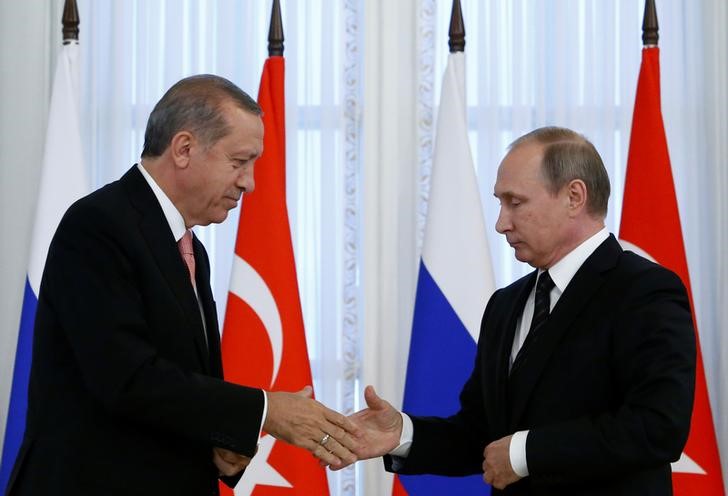 © Reuters. Russian President Putin shakes hands with Turkish President Erdogan during news conference following their meeting in St. Petersburg
