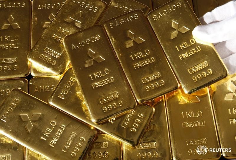 © Reuters. Слитки золота в отделении Mitsubishi Materials Corporation в Токио
