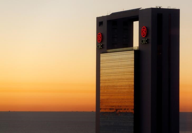 © Reuters. The Industrial and Commercial Bank of China Ltd (ICBC) logo is seen on a building at sunrise Buenos Aires