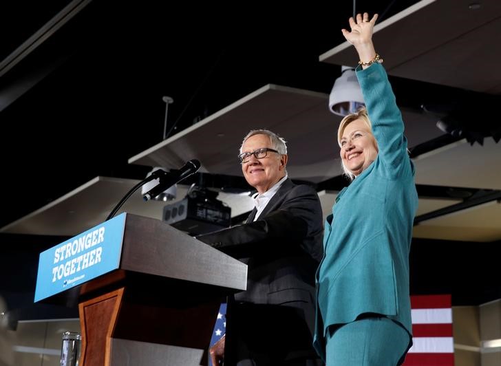 © Reuters. Democratic U.S. presidential nominee Hillary Clinton waves after being introduced by Senate Minority Leader Harry Reid (D-NV) during a rally at the International Brotherhood of Electrical Workers (IBEW), Local 357, union hall in Las Vegas