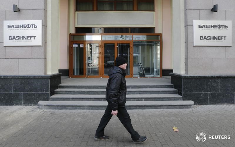 © Reuters. Мужчина проходит мимо здания Башнефти в Москве