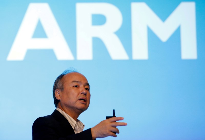 © Reuters. SoftBank Group Corp. Chairman and CEO Masayoshi Son speaks during an earnings briefing in Tokyo