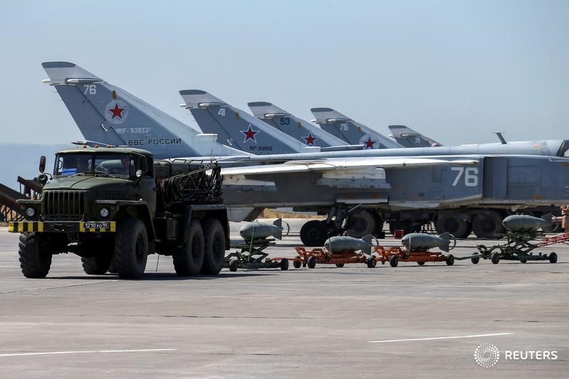 © Reuters. Russian military jets are seen at Hmeymim air base in Syria