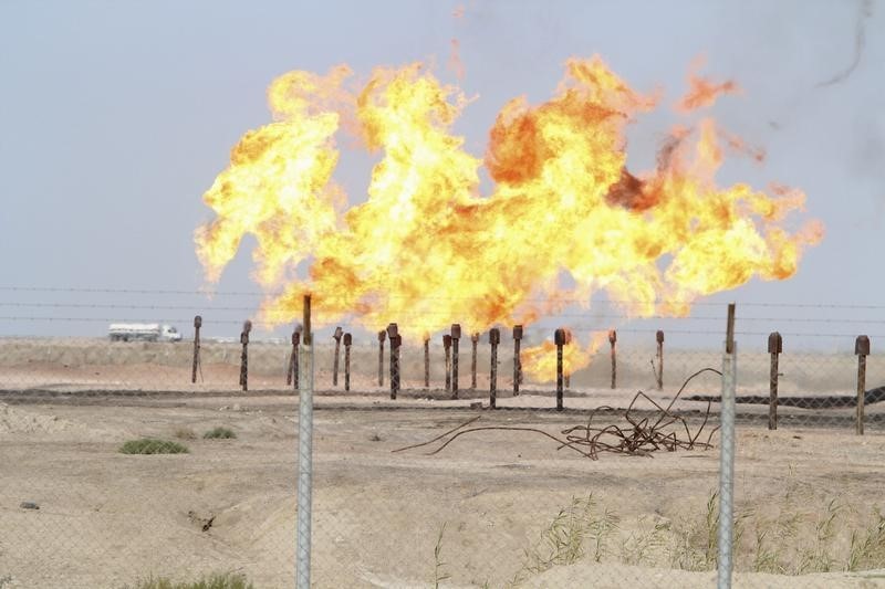 © Reuters. Excess gas is burnt off at a pipeline at Rumaila oilfield in Basra