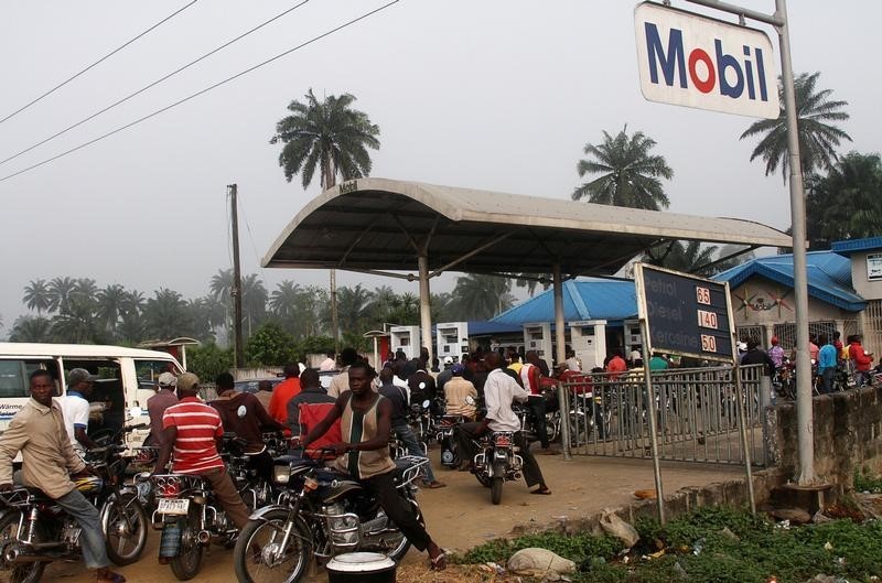 © Reuters. Motorists queue to buy petrol at a fuel station in Ahaoda, Nigeria's oil state in the Delta region