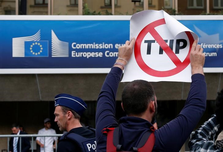 © Reuters. Acuerdo comercial UE-EEUU enfrenta serias dudas, Francia insta a poner fin a conversaciones