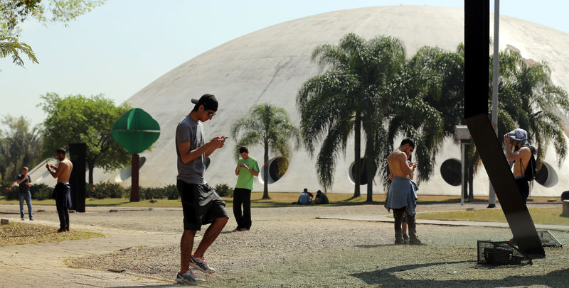 © Reuters. Pessoas jogando Pokémon Go no Parque Ibirapuera, São Paulo