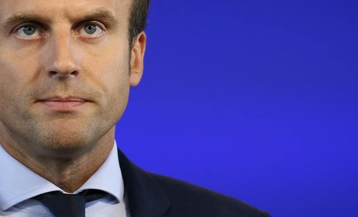 © Reuters. Ministro da Economia da França, Emmanuel Macron, dá entrevista coletiva depois de anunciar sua renúncia, em Paris