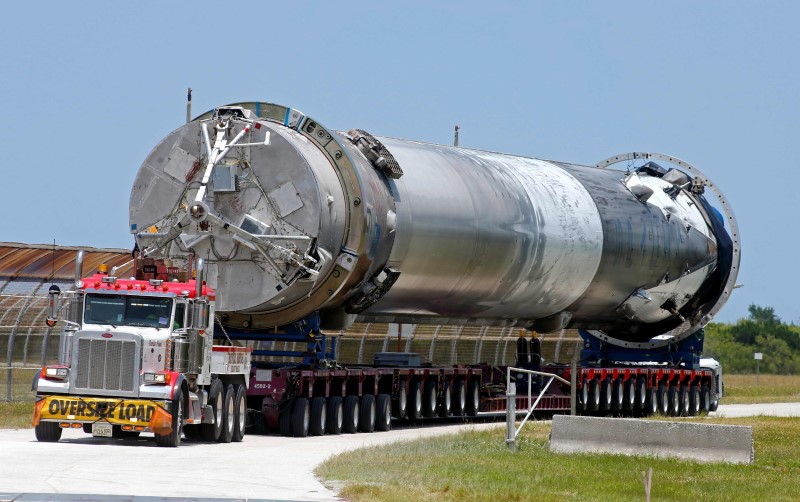 © Reuters. File photo of the recovered first stage of a SpaceX Falcon 9 rocket is transported to the SpaceX hangar at launch pad 39A at the Kennedy Space Center in Cape Canaveral