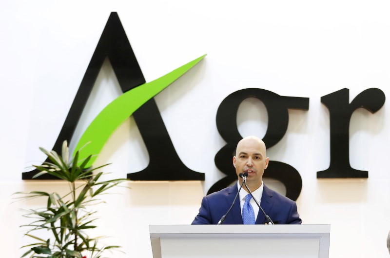 © Reuters. President and CEO Chuck Magro of Agrium addresses shareholders during the company's annual general meeting in Calgary