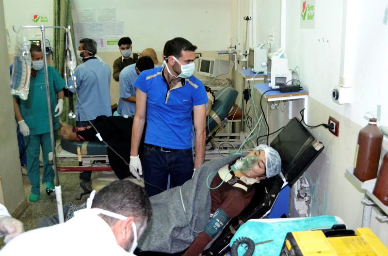 © Reuters. A woman breathes through an oxygen mask at Bab al-Hawa hospital close to the Turkish border