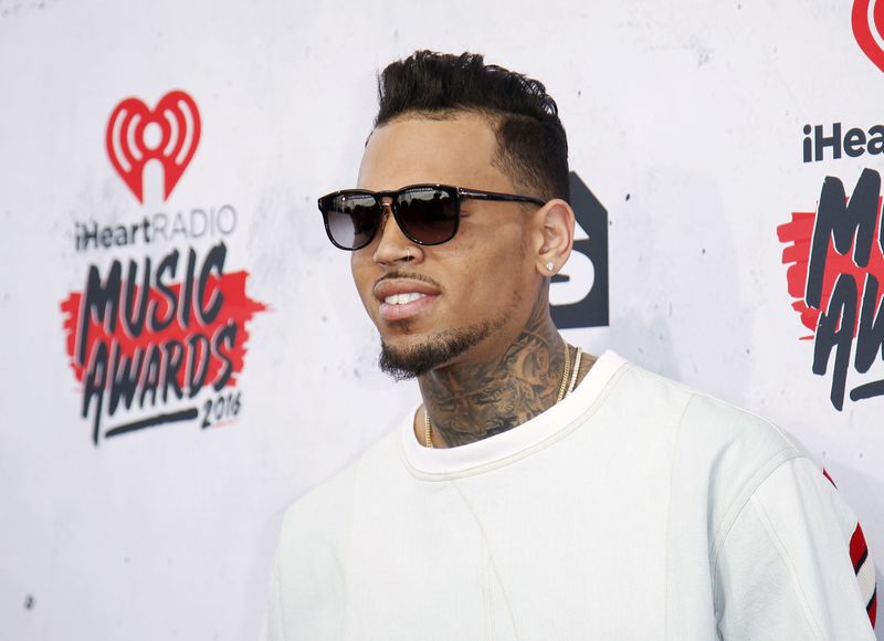 © Reuters. Chris Brown posa em evento em Inglewood