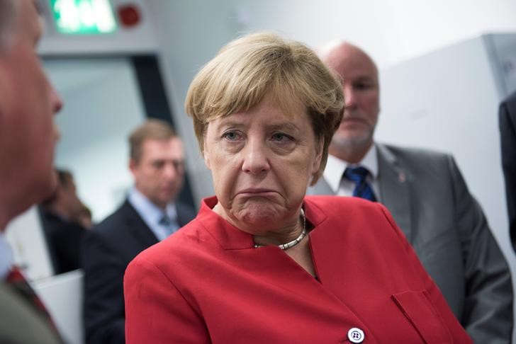 © Reuters. Chanceler alemã, Angela Merkel visita instituto de tecnologia em Greifswald