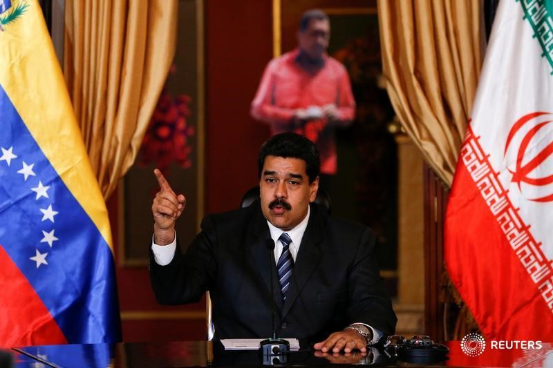 © Reuters. El presidente de Venezuela, Nicolás Maduro, habla durante su reunión con el ministro de Relaciones Exteriores de Irán, Mohammad Javad Zarif, en Caracas el 27 de agosto de 2016
