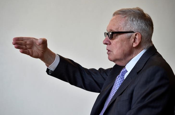 © Reuters. Harry Reid acena durante entrevista à Reuters em Las Vegas