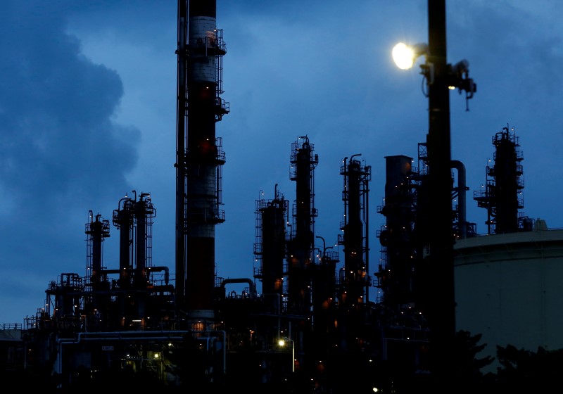 © Reuters. Factory chimneys are seen at Keihin industrial zone in Kawasaki