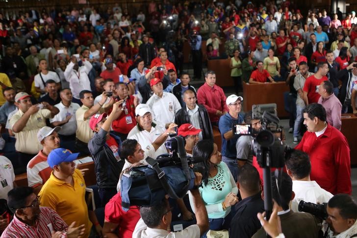 © Reuters. Maduro cumprimenta simpatizantes em reunião em Caracas