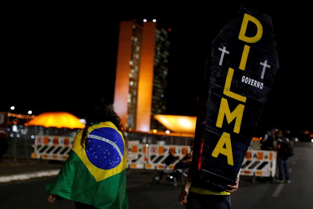 © Reuters. A pro-impeachment demonstrator holds a cardboard coffin painted with the name of Brazil's suspended president Dilma Rousseff during a protest in front of the National Congress, in Brasilia