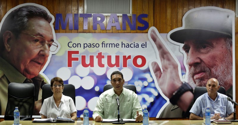 © Reuters. Transport officials attend a news conference in Havana