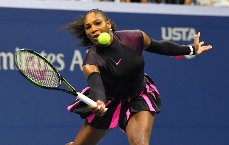 © Reuters. Serena y Venus avanzan a segunda ronda en Abierto de EEUU