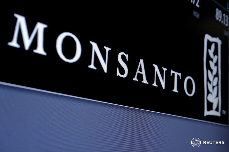 © Reuters. Monsanto logo is displayed on a screen where the stock is traded on the floor of the NYSE