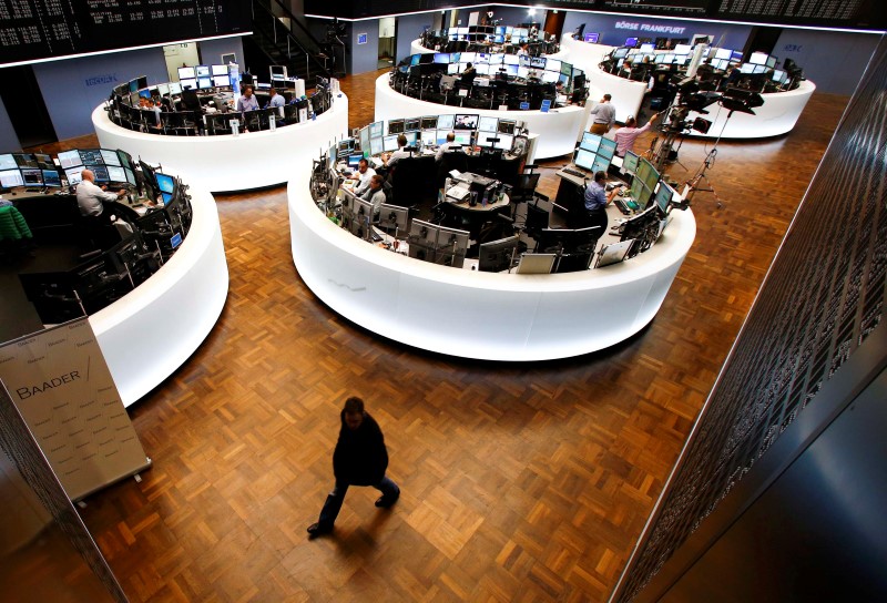 © Reuters. Bolsas europeas abren estables, Commerzbank sube por información de fusión